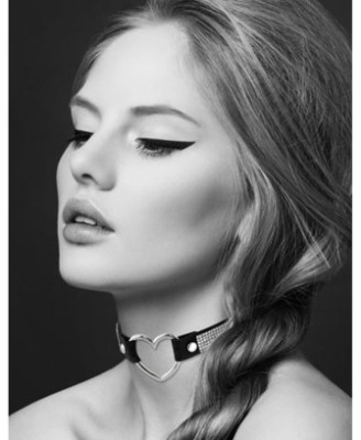 Collier en cuir noir SM avec bande de strass et coeur métal argenté 